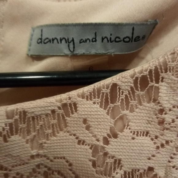 142) Danny and Nicole women's sleeveless lace dress. Dusty rose. Size 6 - Picture 3 of 5